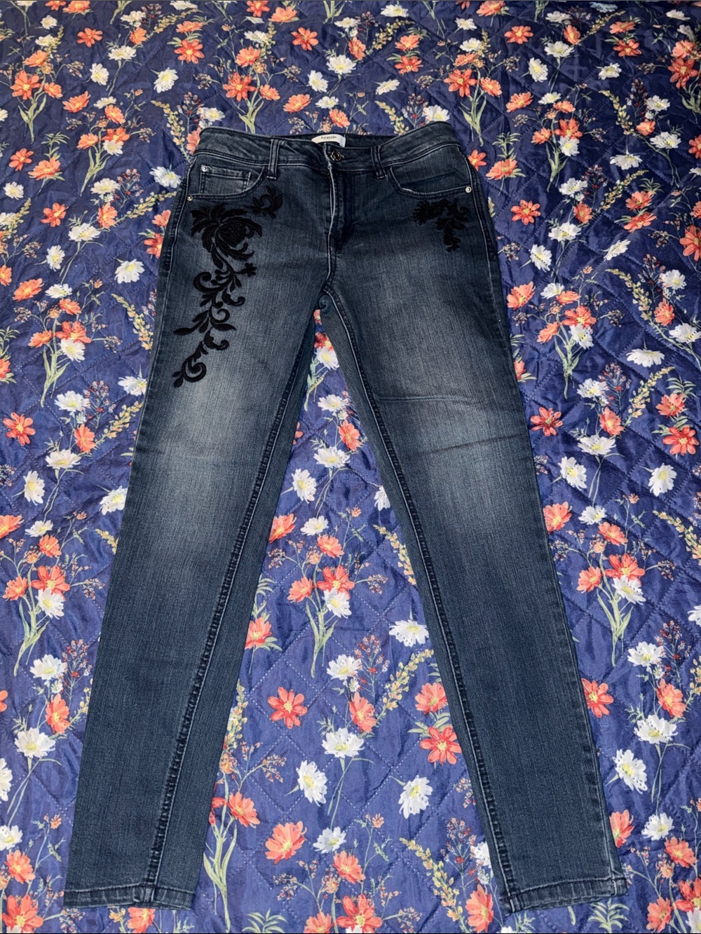 Like New Kensie Dark Blue Skinny Jeans with Black Floral Scroll Appliqué